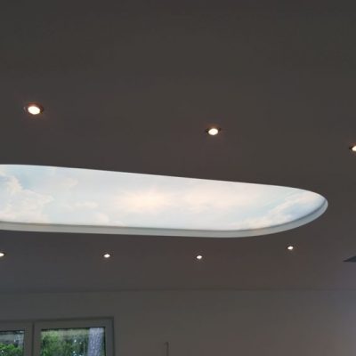 Wohnzimmer Multileveldecke aus einer Kombination aus Mattspanndecke und Lichtspanndecke mit Digitaldruck