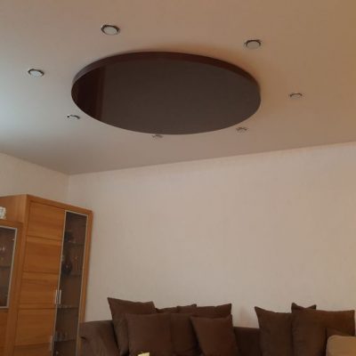 Wohnzimmer Multilevelsystem - Decke in Lack und Satin mit Spotlichtern außenrum