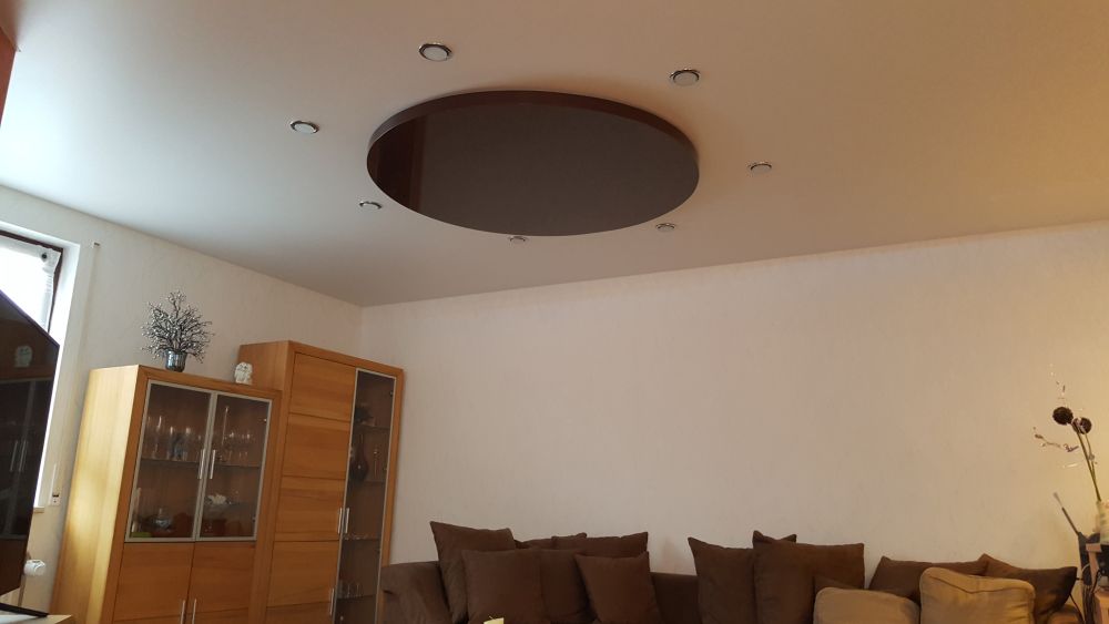 Wohnzimmer Multilevelsystem - Decke in Lack und Satin mit Spotlichtern außenrum