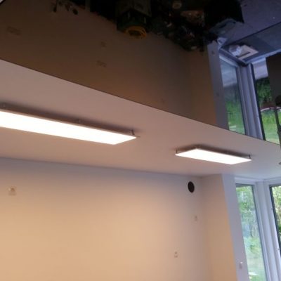 Eine Kombination aus Lackspanndecke und Satinspanndecke mit LED - Modulen mit eingebauter Dunstabzugshaube