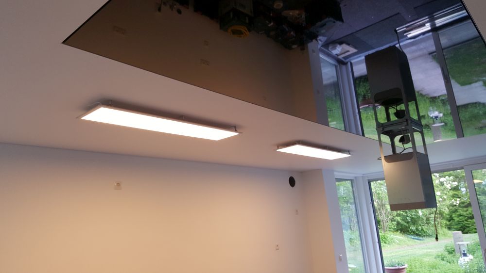 Eine Kombination aus Lackspanndecke und Satinspanndecke mit LED - Modulen mit eingebauter Dunstabzugshaube