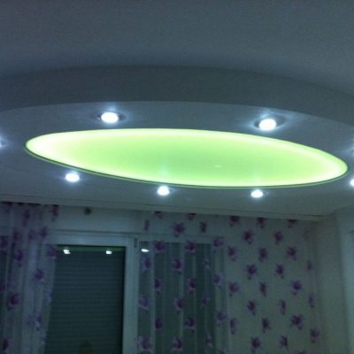 Eine ovale Lichtspanndecke mit RGB - Beleuchtung