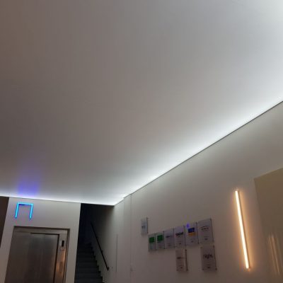 Spanndecke mit inderektem Lichtkonzept im Treppenhaus