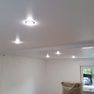 Seidenglanzspanndecke mit LED - Spots