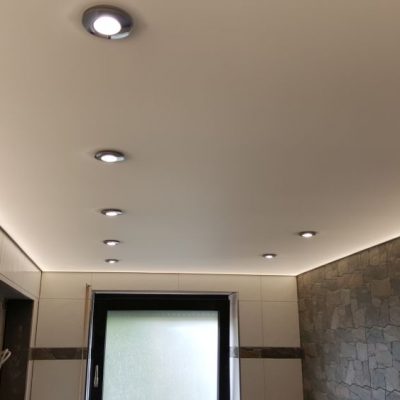 Lichtspanndecke im Bad mit indirekter und direkter Beleuchtung