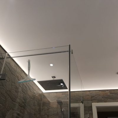 Lichtspanndecke im Bad mit indirektet und direkter Beleuchtung