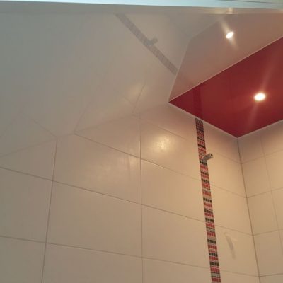 Zweifarbige Lackspanndecke im Bad mit zwei Spotlichtern