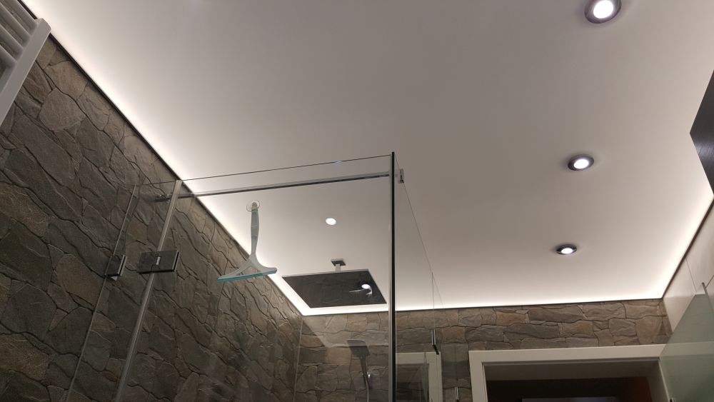 Lichtspanndecke im Bad mit indirektet und direkter Beleuchtung