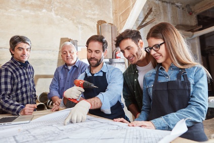 Handwerker Team arbeitet zusammen